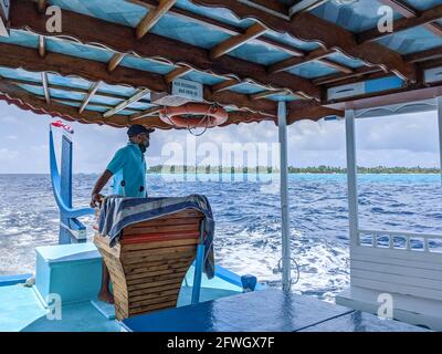 Maldives transport rapide en bateau, requin baleine et manta plongée et pêche, la vie marine d'atoll Banque D'Images