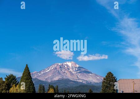 Mt. Shasta California sur le soleil d'automne et le ciel bleu. Panoramique Banque D'Images