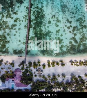Maldives Resort île vue aérienne drone, océan Indien atoll nature plage et forêt de palmiers, loisirs vacances de luxe touristique Banque D'Images