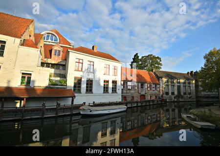 Bâtiments de style ancien gothique revival aux façades de briques sur les rives du canal de Groenerei dans le centre historique de Bruges en Belgique. Banque D'Images