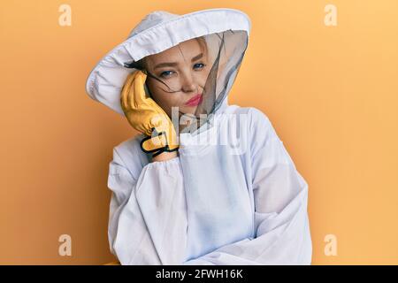 Belle blonde blanche femme portant l'uniforme de gardien de tête de protection pensant fatigué et ennuyé avec des problèmes de dépression avec les bras croisés. Banque D'Images