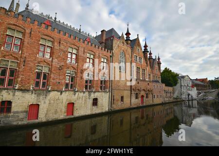 Anciens bâtiments de style gothique et victorien aux façades de briques sur les rives du canal de Groenerei dans le centre historique de Bruges en Belgique. Banque D'Images