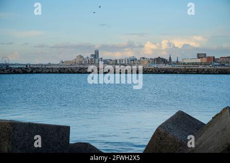 Vue depuis la jetée sud du port jusqu'à l'horizon de la promenade de Scheveningen. Banque D'Images