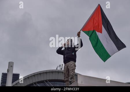 Londres, Royaume-Uni. 22 mai 2021. Un manifestant sur le pont du Jubilé d'or. Près de 200,000 manifestants ont défilé dans le centre de Londres pour soutenir la Palestine et contre ce que les manifestants appellent l'« apartheid israélien ». (Crédit : Vuk Valcic / Alamy Live News) Banque D'Images