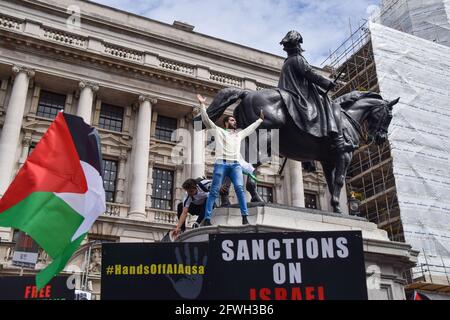 Londres, Royaume-Uni. 22 mai 2021. Manifestants à Whitehall. Près de 200,000 manifestants ont défilé dans le centre de Londres pour soutenir la Palestine et contre ce que les manifestants appellent l'« apartheid israélien ». (Crédit : Vuk Valcic / Alamy Live News) Banque D'Images