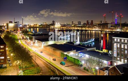 Rotterdam, pays-Bas. 19 mai 2021. Les bâtiments résidentiels et commerciaux ainsi que les jetées du Maashaven dans le quartier de Feijenoord avec l'ancien navire de croisière 'S Rotterdam' (M), converti en hôtel, dans le bras de la rivière Nieuwe Maas. Le navire a été utilisé dans le service de paquebot entre Rotterdam et New York avec escale le Havre et est un hôtel et un navire musée depuis 2009. Au premier plan, la route S120 court en direction de Dossche Mills (Dossche Getreidemühle). Credit: Soeren Stache/dpa-Zentralbild/dpa/Alay Live News Banque D'Images