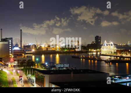 Rotterdam, pays-Bas. 19 mai 2021. Les bâtiments résidentiels et commerciaux du Maashaven dans le quartier Feijenoord avec l'ancien navire de croisière 'S Rotterdam', converti en hôtel, dans le bras de la rivière Nieuwe Maas. Le navire a été utilisé dans le service de paquebot entre Rotterdam et New York avec une escale au Havre et est un hôtel et un navire de musée depuis 2009. Credit: Soeren Stache/dpa-Zentralbild/dpa/Alay Live News Banque D'Images