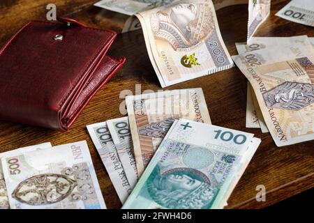 Argent polonais dispersé sur le bureau, portefeuille, grandes coupures. 500,200 et 100 zlotys Banque D'Images
