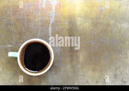 Tasse de café sur fond rouillé avec espace de copie Banque D'Images