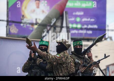 Gaza, Palestine. 22 mai 2021. Des membres des Brigades Izz-Al DIN Al-Qassam, l'aile armée du groupe terroriste du Hamas, défilent dans la ville de Gaza. (Photo de Ramez Habboub/Pacific Press) crédit: Pacific Press Media production Corp./Alay Live News Banque D'Images