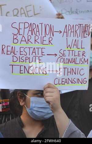 Lahore, Pakistan. 22 mai 2021. Des étudiants pakistanais et palestiniens de différents établissements d'enseignement et des travailleurs de la société civile tiennent des pancartes participant à une manifestation devant le club de presse de Lahore pour soutenir la bande de Gaza en Palestine et contre les attaques d'Israël contre la mosquée Aqsa en Palestine. La police israélienne a attaqué les fidèles musulmans en leur offrant des prières hebdomadaires du vendredi à la mosquée Al-Aqsa dans la vieille ville occupée de Jérusalem-est. Les attaques ont blessé un certain nombre de personnes, mais le Croissant-Rouge palestinien n'a pas encore communiqué de chiffres sur le nombre de personnes blessées. Crédit : Banque D'Images