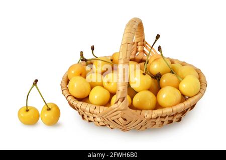 Cerises jaunes dans le panier isolées sur fond blanc Banque D'Images