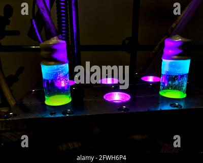 Coloré Organic photo-construction dans des flacons en verre sous bloc métallique condition de refroidissement sous lumière bleue pour la chimie verte et fonctionnelle groupe t Banque D'Images