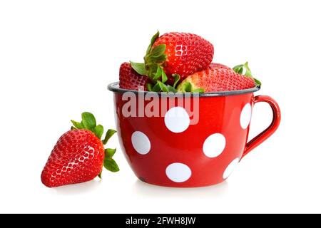 Fraises fraîches dans l'ancienne tasse isolée sur fond blanc Banque D'Images