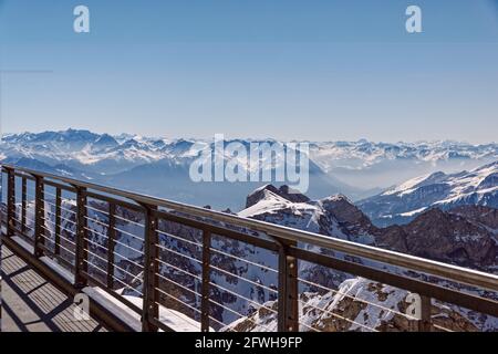 Terrasse balcon santis, surplombant le paysage de montagne imposant, dans la journée avec le soleil lumineux et ciel sans nuages, les montagnes suisses sont populaires de Banque D'Images