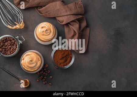 Deux verres de café de Dalgona sur fond marron. Banque D'Images