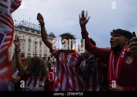 Madrid, Espagne. 22 mai 2021. La fontaine Neptuno est illuminée des couleurs de l'Atletico Madrid alors que leurs supporters célèbrent le titre espagnol de leur équipe la Liga à Madrid, le samedi 22 mai 2021. Atletico clinche son 11ème titre espagnol la Liga crédit: CORDEL PRESS/Alay Live News Banque D'Images