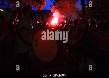 Madrid, Espagne. 22 mai 2021. La fontaine Neptuno est illuminée des couleurs de l'Atletico Madrid alors que leurs supporters célèbrent le titre espagnol de leur équipe la Liga à Madrid, le samedi 22 mai 2021. Atletico clinche son 11ème titre espagnol la Liga crédit: CORDEL PRESS/Alay Live News Banque D'Images
