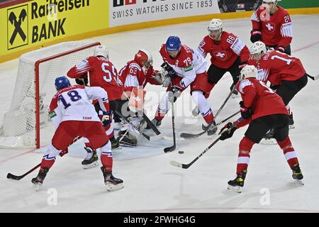 Riga, Lettonie. 22 mai 2021. Joueurs de hockey en action lors du Championnat du monde de hockey sur glace 2021 de l'IIHF, groupe A match République Tchèque contre Suisse, joué à Riga, Lettonie, le 22 mai 2021. Crédit : vit Simanek/CTK photo/Alay Live News Banque D'Images