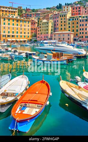 Bateaux dans le port de Gênes Camogli, Ligurie, Italie Banque D'Images
