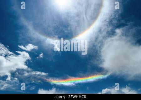 Phénomène de halo solaire et arc-en-ciel produit par la lumière contre le ciel bleu et les nuages dans le désert d'Atacama, au Chili Banque D'Images