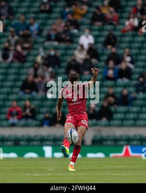 LONDRES, ROYAUME-UNI. 22 MAI : Romain Ntamack de Toulouse donne le ballon lors du match de la coupe des champions européens entre la Rochelle et Toulouse au stade Twickenham, Londres, Angleterre, le samedi 22 mai 2021. (Crédit : Juan Gasparini | ACTUALITÉS MI) crédit : ACTUALITÉS MI et sport /Actualités Alay Live Banque D'Images