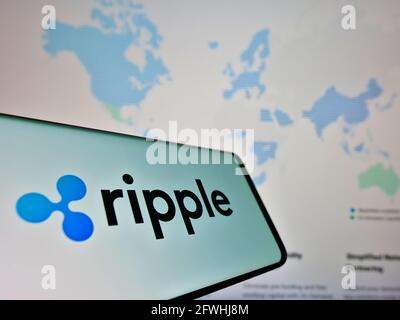 Téléphone portable avec logo d'affaires de la société américaine de technologie Ripple Labs Inc. À l'écran devant le site Web. Effectuez la mise au point au centre-droit de l'écran du téléphone. Banque D'Images