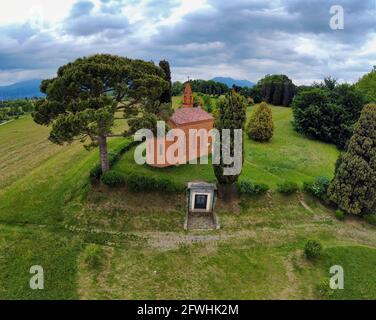 Vue de drone depuis le dessus de l'église rouge de Pomelasca situé dans la campagne Lombardie, Inverigo, province de Côme, Brianza, Italie, Europe Banque D'Images