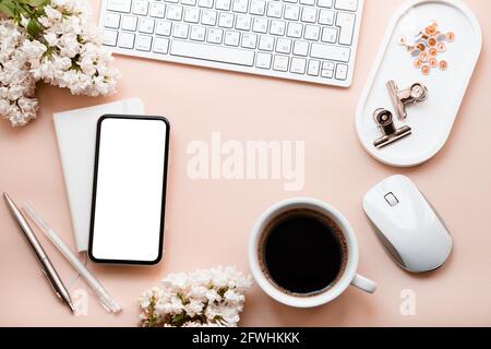 Table d'examen couleur neutre avec clavier, fleurs lilas et maquette Smartpohone avec écran blanc isolé Banque D'Images