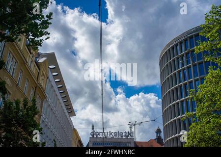 Poznan, Wielkopolska, Pologne. 22 mai 2021. Il y a eu le temps dynamique aujourd'hui à Poznan, en Pologne. Les nuages ont couru rapidement sur le ciel et parfois ils ont apporté la pluie et même la tempête aussi. Sur la photo (R): Okraglak. Credit: Dawid Tatarkiewicz/ZUMA Wire/Alay Live News Banque D'Images