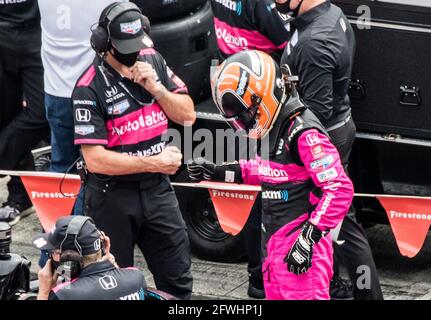 Indianapolis, États-Unis. 22 mai 2021. Le poing d'Helio Castroneves pompe un membre d'équipage avant les qualifications pour l'Indiananapolis 500 2021 le samedi 22 mai 2021 à Indianapolis, Indiana. Photo par Edwin Locke/UPI crédit: UPI/Alay Live News Banque D'Images