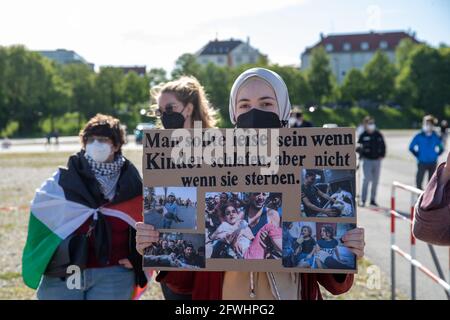 Aktivistin hält Schild mit der Aufschrift: ' Man sollte leise sein, wenn Kinder schlafen, aber nicht wenn sie sterben. ' env. 200-300 Menschen versammelten sich am 22.5.2021 in München, UM ihre Solidarität mit den Menschen in Gaza, Ost Jerusalem, den besetzten Gebieten und dem Westjordanland zu zeigen. - l'activiste tient le signe de lecture: ' vous devriez être calme, quand les enfants dorment, pas quand ils meurent. ' environ 200-300 personnes se sont rassemblées le 22 mai 2021 à Munich, en Allemagne, pour montrer leur soutien à la population de Gaza, de Jérusalem-est, des territoires occupés et de Westbank. (Photo par Alexander Pohl/Sipa Banque D'Images