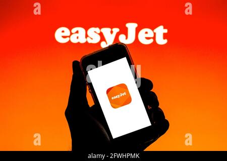 Barcelone, Catalogne, Espagne. 21 mai 2021. Dans cette illustration, une application EasyJet Airlines affichée sur un smartphone avec le logo EasyJet Airlines en arrière-plan. Credit: Thiago Prudencio/DAX/ZUMA Wire/Alay Live News Banque D'Images