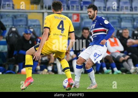 GÊNES, ITALIE - MAI 22: Botond Balogh de Parme Calcio et Antonio Candreva de Sampdoria pendant la série UN match entre UC Sampdoria et Parme Calcio au Stadio Luigi Ferraris le 22 mai 2021 à Gênes, Italie (photo de Ciro Santangelo/Orange Pictures) Banque D'Images