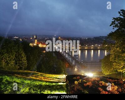 Ville de Kaunas (Lituanie) panorama d'Aleksotas à la vieille ville à nuit d'été pluvieux Banque D'Images