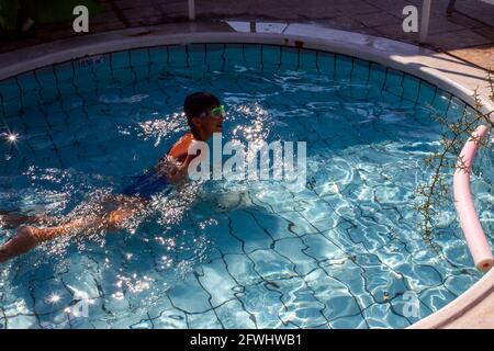 08-12-2015 Ayia Napa Chypre. Adolescent appréciant dans Chypre chaud dans une petite piscine pour les enfants Banque D'Images