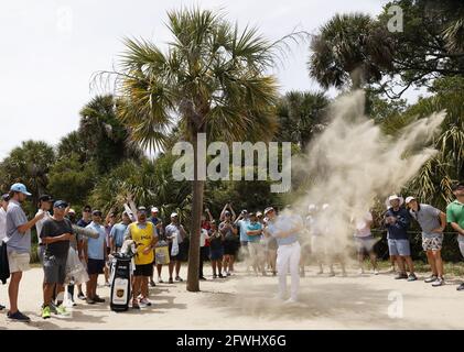 Kiawah Island, États-Unis. 22 mai 2021. Louis Oosthuizen d'Afrique du Sud a tiré sur le sable après avoir raté le fairway sur le premier trou du troisième tour du 103e championnat PGA au Kiawah Island Golf Resort Ocean course sur Kiawah Island, Caroline du Sud, le samedi 22 mai 2021. Photo de John Angelillo/UPI crédit: UPI/Alay Live News Banque D'Images