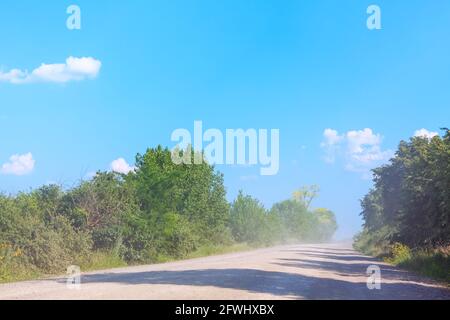 Poussière sur la route de campagne . En voiture à la campagne Banque D'Images