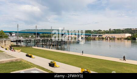 CHATTANOOGA, TN, USA-9 MAI 2021 : la promenade de Chattanooga, sur le fleuve Tennessee. Les gens, les chiens. Banque D'Images