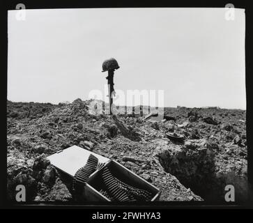 Le casque de la Seconde Guerre mondiale et le monument à la carabine d'un soldat américain mort Normandie France. Tué le jour J lors du débarquement en Normandie, le 6 juin 1944, deuxième Guerre mondiale Banque D'Images