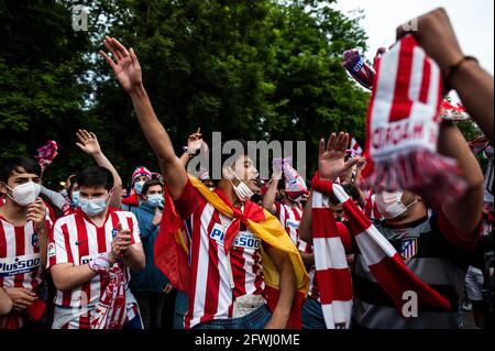 Madrid, Espagne. 22 mai 2021. Les fans de l'Atletico de Madrid célèbrent le titre de championnat de la Ligue espagnole sur la place Neptuno. L'Atletico de Madrid a remporté le titre lors du dernier match de la saison avec une victoire de 2-1 sur Valladolid. Credit: Marcos del Mazo/Alay Live News Banque D'Images
