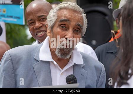 NEW YORK, NY - 22 MAI : l'ancien membre du Congrès américain Charles Rangel prend la parole lors d'un rassemblement des « Pères de Harlem » pour soutenir la campagne mayonnaise d'Eric Adams à Harlem le 22 mai 2021 à New York. Crédit : Ron Adar/Alay Live News Banque D'Images