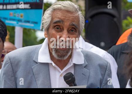 NEW YORK, NY - 22 MAI : l'ancien membre du Congrès américain Charles Rangel prend la parole lors d'un rassemblement des « Pères de Harlem » pour soutenir la campagne mayonnaise d'Eric Adams à Harlem le 22 mai 2021 à New York. Crédit : Ron Adar/Alay Live News Banque D'Images