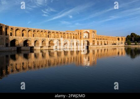 Le pont Khaju est l'un des ponts historiques sur l'Zayanderud, le plus grand fleuve du plateau iranien, à Isfahan, Iran. Banque D'Images