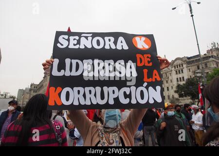 Lima, Pérou. 22 mai 2021. Des milliers de personnes viennent protester contre Keiko Fujimori, l'un des candidats finalistes pour la présidence du Pérou. Le deuxième tour électoral qui élira le prochain président du Pérou, entre les candidats Castillo et Fujimori, aura lieu le 6 juin. Credit: Agence de presse Fotoholica/Alamy Live News Banque D'Images