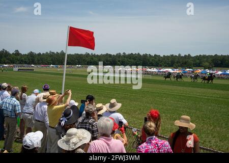 Camden, États-Unis. 22 mai 2021. Les foules applaudissent tandis que les jockeys et les chevaux se rendent sur le front stretch.les jockeys et les chevaux complètent la dernière partie de la quatrième course de la journée. (Photo par Kit MacAvoy/SOPA Images/Sipa USA) crédit: SIPA USA/Alay Live News Banque D'Images