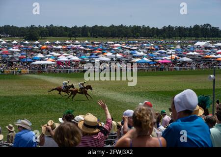 Camden, États-Unis. 22 mai 2021. Les foules ont emballé l'infield de la coupe de Caroline à Camden.jockeys et les chevaux complètent la dernière partie de la quatrième course de la journée. (Photo par Kit MacAvoy/SOPA Images/Sipa USA) crédit: SIPA USA/Alay Live News Banque D'Images