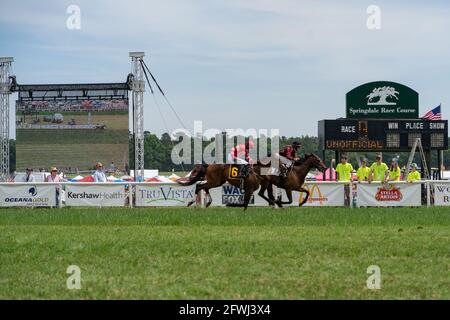 Camden, États-Unis. 22 mai 2021. Les foules ont emballé l'infield de la coupe de Caroline à Camden.jockeys et les chevaux complètent la dernière partie de la quatrième course de la journée. (Photo par Kit MacAvoy/SOPA Images/Sipa USA) crédit: SIPA USA/Alay Live News Banque D'Images