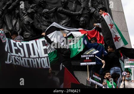 Londres, Royaume-Uni. 22 mai 2021. Des partisans palestiniens tentent de mettre des drapeaux sur la statue de Trafalgar Square, lors d'une manifestation contre la violence de l'État.des milliers de Palestiniens et de partisans descendent dans les rues de Londres après un accord de cessez-le-feu entre Israël et le Hamas le 21 mai 2021 à Gaza, à Gaza. Crédit : SOPA Images Limited/Alamy Live News Banque D'Images