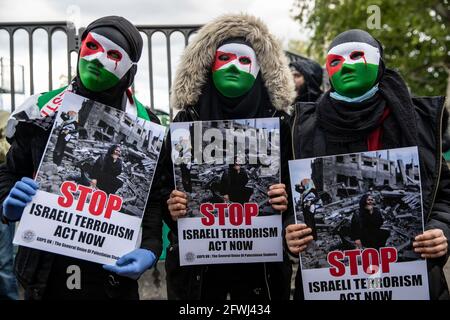 Londres, Royaume-Uni. 22 mai 2021. Trois partisans palestiniens masqués tiennent des pancartes exprimant leur opinion à Marble Arch après la manifestation contre la violence de l'État.des milliers de Palestiniens et de partisans descendent dans les rues de Londres après un accord de cessez-le-feu entre Israël et le Hamas le 21 mai 2021 à Gaza, à Gaza. Crédit : SOPA Images Limited/Alamy Live News Banque D'Images